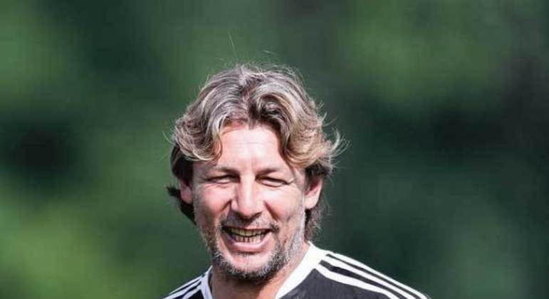 Gabriel Heinze (Argentina) - 43 anos - Último clube: Atlanta United - Desempregado desde julho de 2021 - Começou a carreira de treinador em 2015 e fez trabalhos interessantes no Argentino Jrs. e no Vélez Sarsfield. Foi especulado no Palmeiras e no Santos, mas foi para os Estados Unidos e saiu após problemas de relacionamento com os jogadores