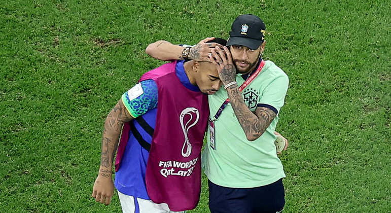Gabriel Jesus é consolado por Neymar. Na saída do jogo de ontem, os dois já sabiam do corte