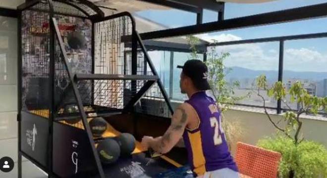 Gabriel Jesus utilizou camisa de Kobe Bryant para jogar basquete