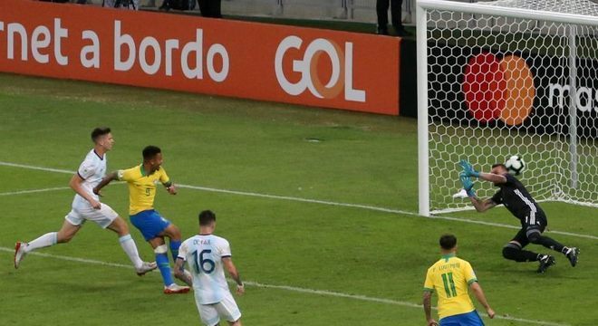 Gabriel Jesus fez o primeiro e deu passe para o segundo gol no Brasil x Argentina