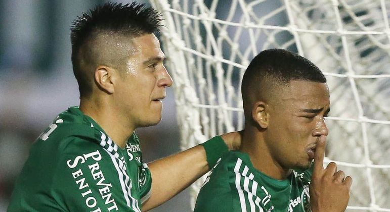 Gabriel Jesus (à direita) comemora 1º gol profissional contra o ASA, de Alagoas, em 2015