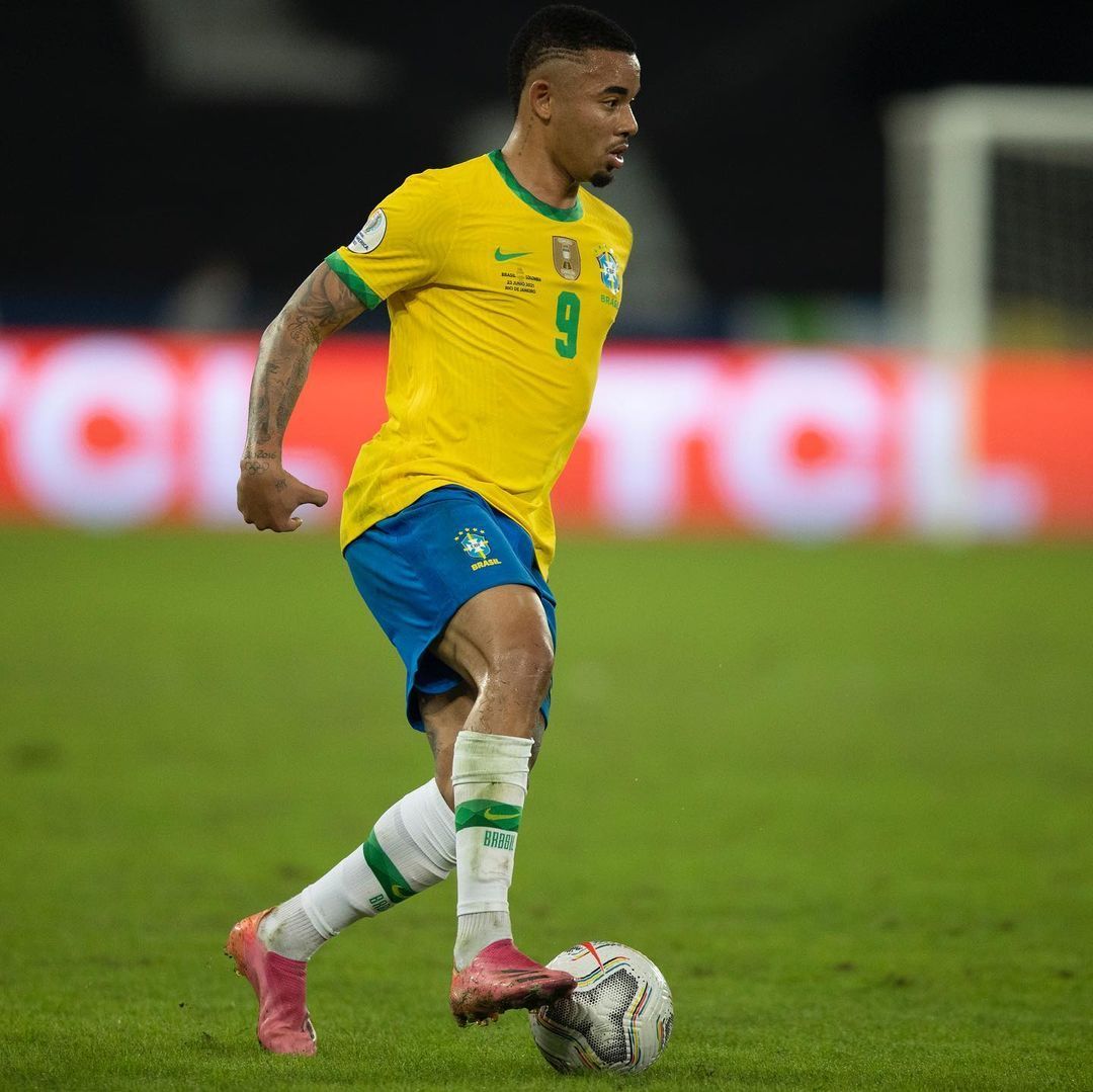 Copa do Mundo: menina encontra figurinha rara do Neymar e faz