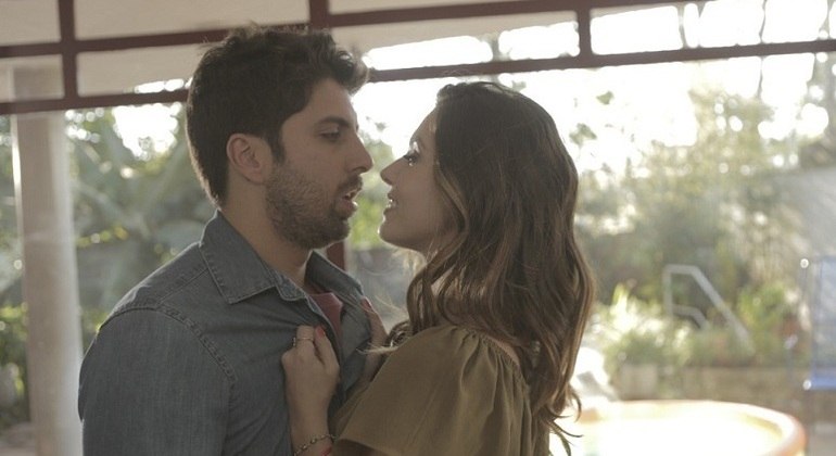 Gabriel Louchard e Giovanna Lancellotti em cena do filme “Incompatível”