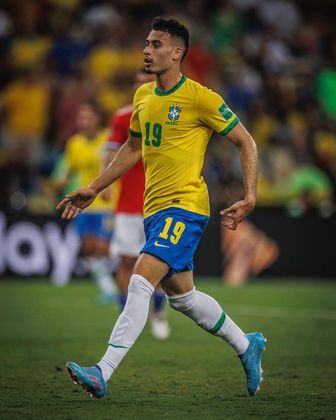 Gabriel Martinelli Idade: 21 anosClube: Arsenal (ING)Jogador mais jovem da convocação do técnico Tite, Martinelli herdou a vaga de Philippe Coutinho, que foi cortado por conta de lesão. No Arsenal, é um dos jogadores de confiança de Arteta e tem contrato até 2024. Martinelli participou da conquista do ouro olímpico em Tóquio