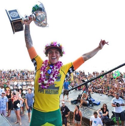 Gabriel Medina é o maior surfista brasileiro de todos os tempos. Aos 28 anos, ele já foi três vezes campeão mundial: 2014, 2018 e 2021. No ano passado, ele também representou o Brasil nas Olimpíadas, quando terminou em quarto. 