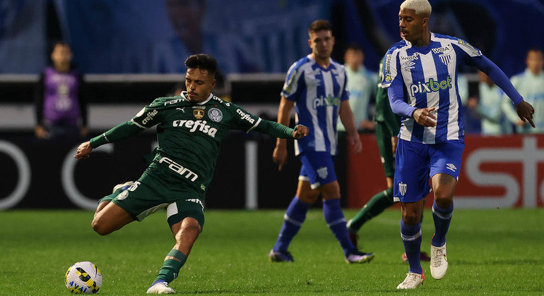 Gabriel Menino dá o passe durante o empate entre Palmeiras e Avaí pelo Brasileirão 2022