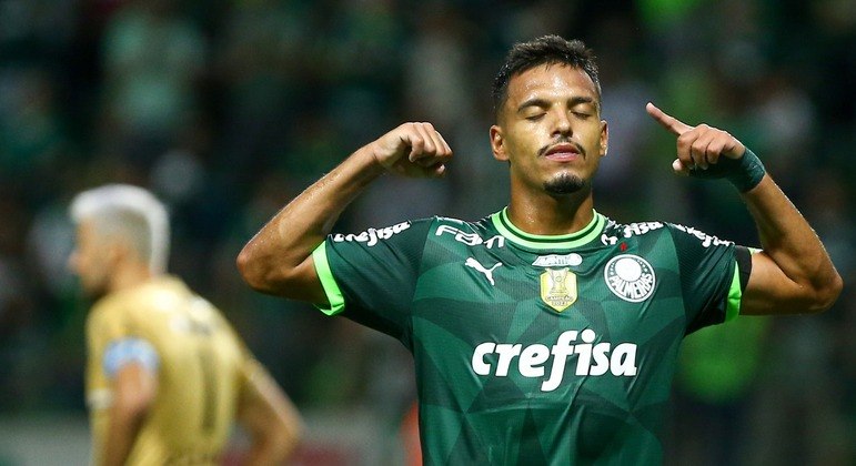 Gabriel Menino comemora gol pelo Palmeiras