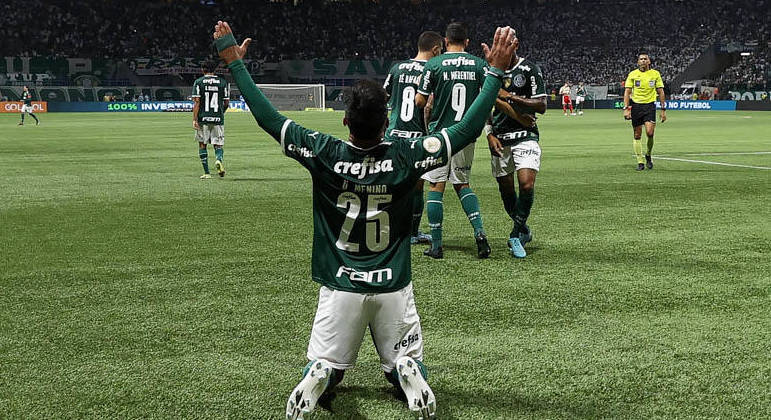 Gabriel Menino comemora o gol do Palmeiras sobre o Internacional na vitória no Allianz Parque