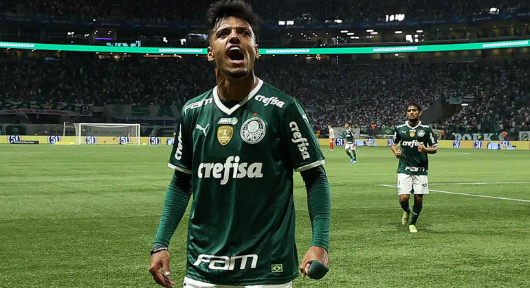 Gabriel Menino comemora o gol do desempate da vitória do Palmeiras sobre o Internacional