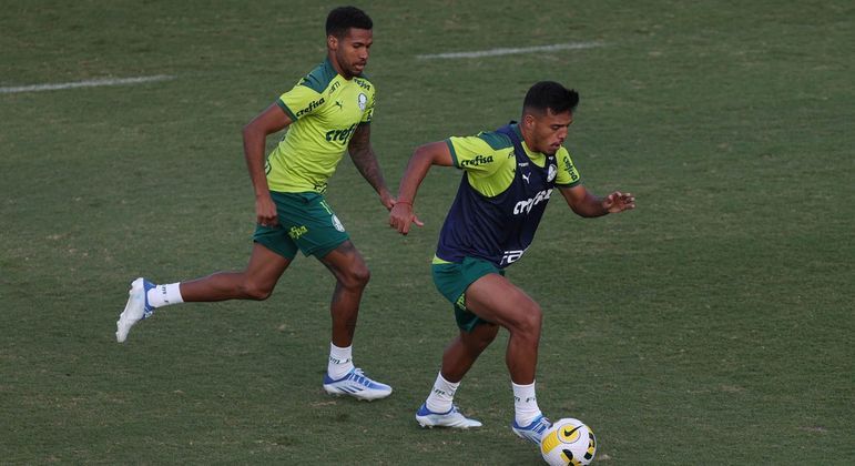 Volante Gabriel Menino domina a bola durante treino na Academia de Futebol do Palmeiras