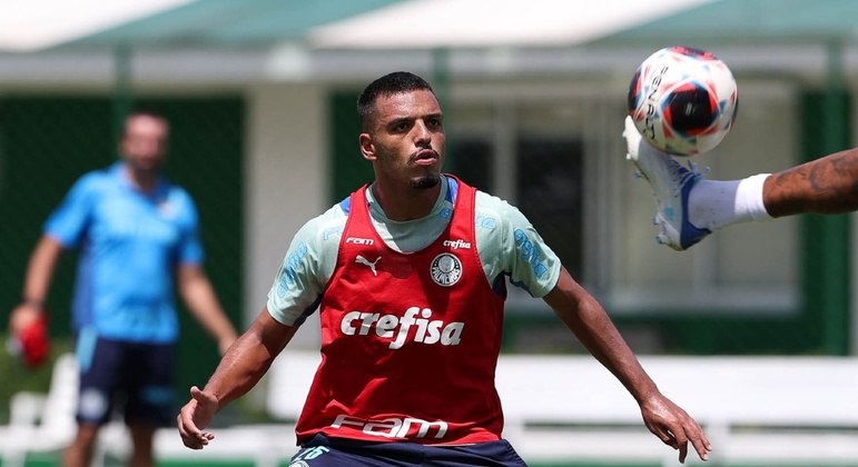 Gabriel Menino durante treino do Palmeiras