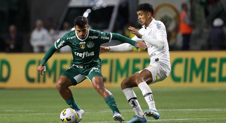 Gabriel Menino protege a bola de Lucas Barbosa na vitória do Palmeiras sobre o Santos