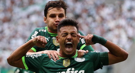 Gabriel Menino comemorando gol pelo Palmeiras
