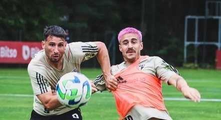 Gabriel Neves apareceu de cabelo rosa no treino do São Paulo