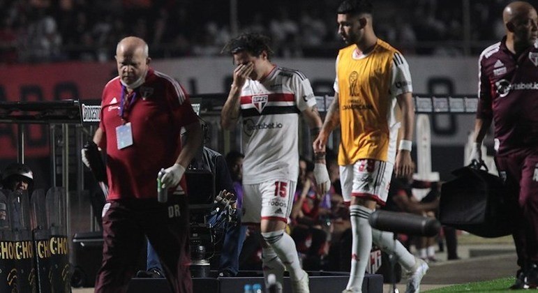 Gabriel Neves saiu lesionado de partida contra o Atlético-GO