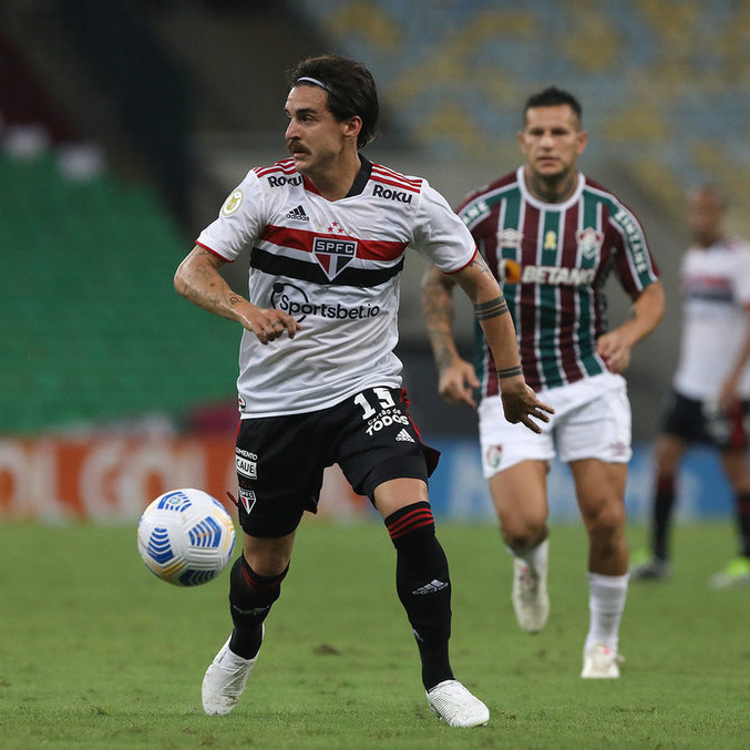 Gabriel Neves em ação durante partida do São Paulo contra o Fluminense