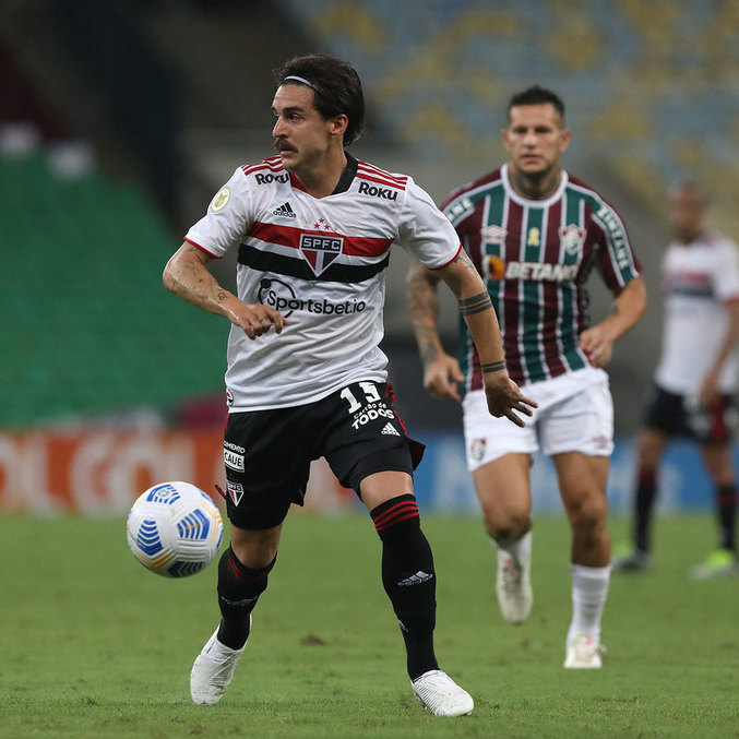Gabriel Neves em ação durante partida do São Paulo contra o Fluminense