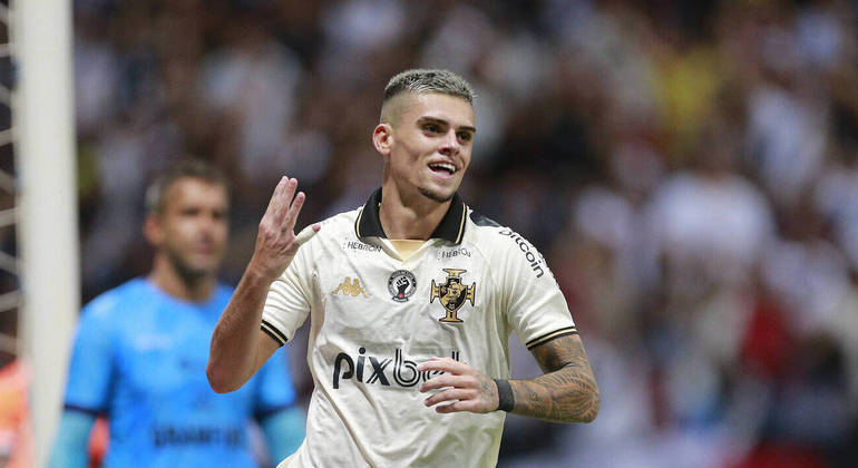 Gabriel Pec comemora gol pelo Vasco no Carioca