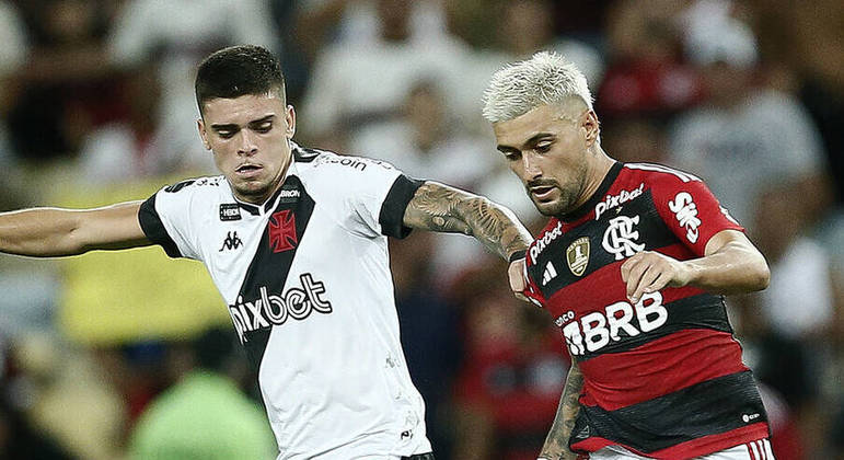 Gabriel Pec e Arrascaeta em Flamengo x Vasco pelas semifinais do Campeonato Carioca