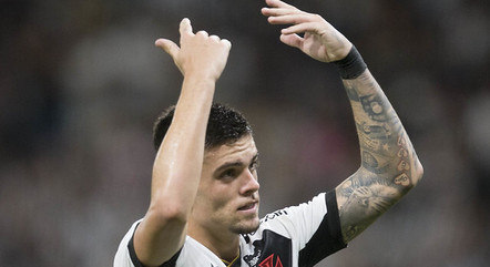 Gabriel Pec comemora com torcida do vasco