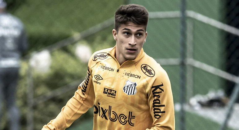 Gabriel Pirani durante treino do Santos