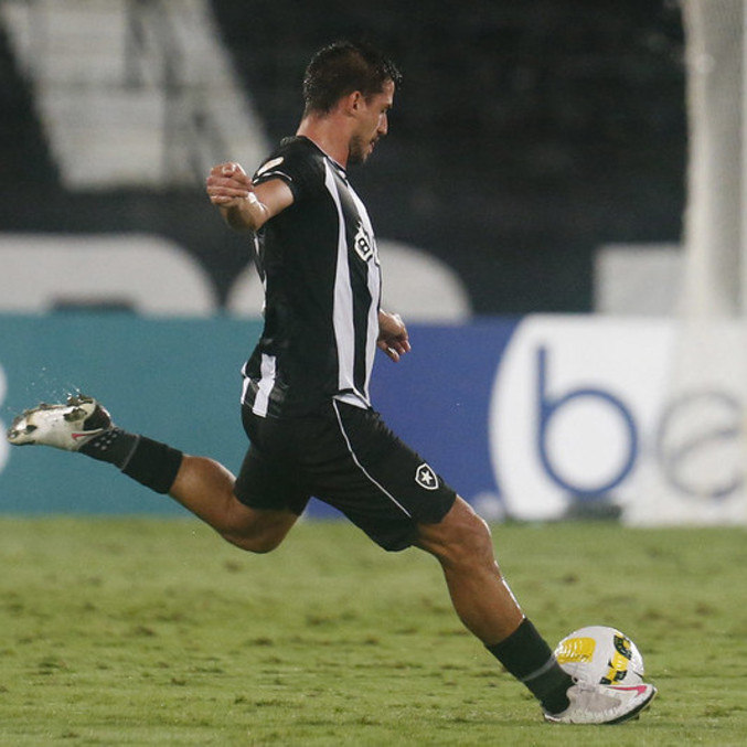 Gabriel Pires em ação pelo Botafogo na derrota para o Cuiabá