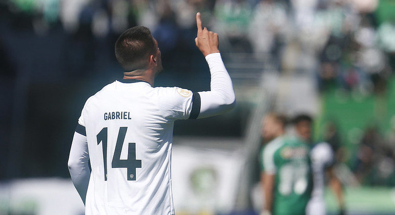 Gabriel Pires estreou com gol pelo Botafogo