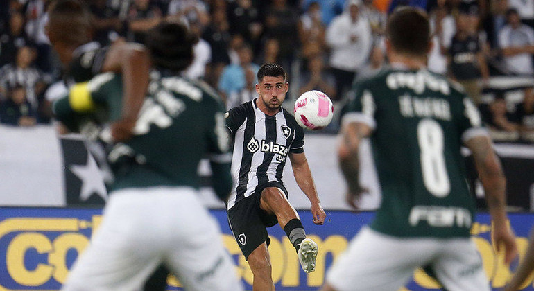 Gabriel Pires foi vaiado na derrota do Botafogo para o Palmeiras