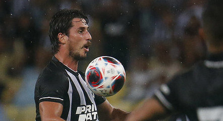 Gabriel Pires, meia do Botafogo, em ação no clássico com o Fluminense