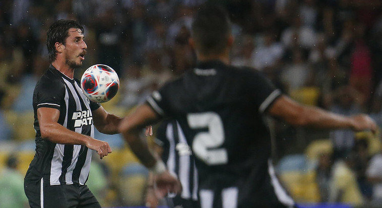 Gabriel Pires, meia do Botafogo, em ação no clássico com o Fluminense