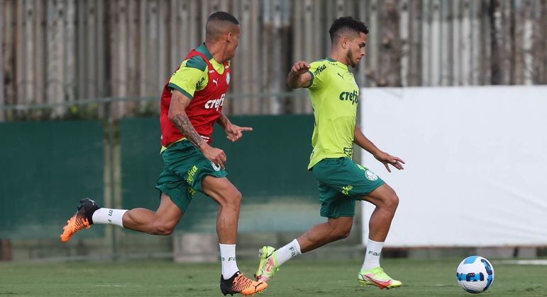 Gabriel Silva (à direita) realiza treino com bola na Academia de Futebol do Palmeiras