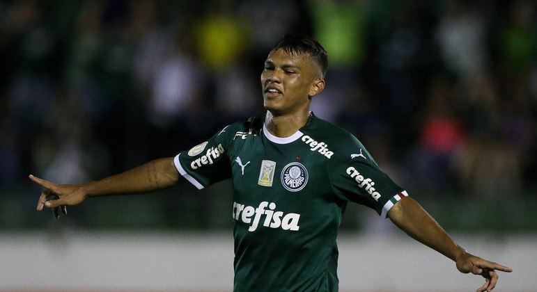 Gabriel Veron comemora gol anotado pelo Palmeiras no Brasileirão de 2019