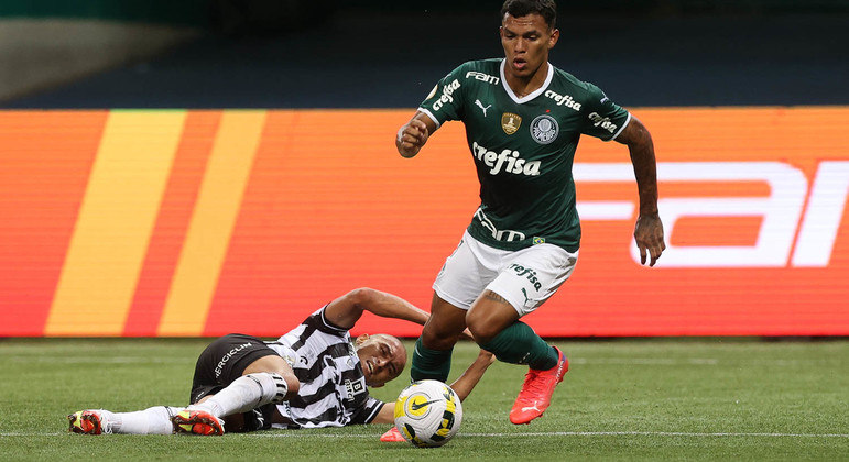 Gabriel Veron dribla o lateral-direito Nino Paraíba na partida entre Palmeiras e Ceará no Allianz