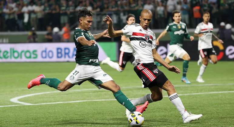 Gabriel Veron do Palmeiras prepara finalização contra o São Paulo pela Copa do Brasil 2022