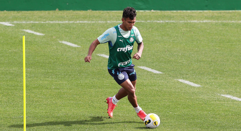 Gabriel Veron volta aos treinos com bola no Palmeiras e se torna opção para o Choque-Rei
