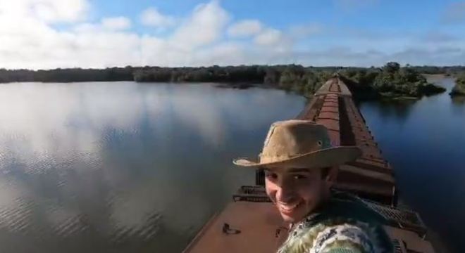 Gabriel em cima de um trem de carga no Tocantins