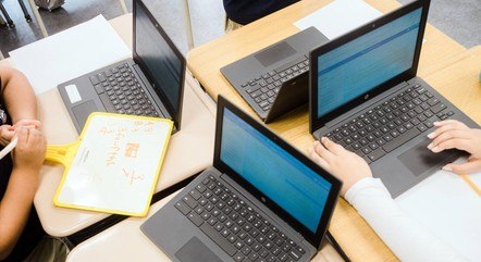 Crianças em sala de aula em Newark, Nova Jersey, nos EUA