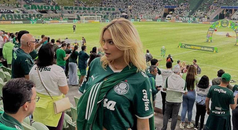 O amor pelo Palmeiras foi a primeira coisa que uniu o casal. Gabriely, de 20 anos, já marcava presença nos jogos do Verdão antes de começar a se relacionar com Endrick