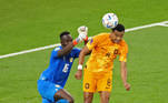 Gakpo supera Mendy e marca o  gol da Holanda contra Senegal na estreia das duas seleções na Copa