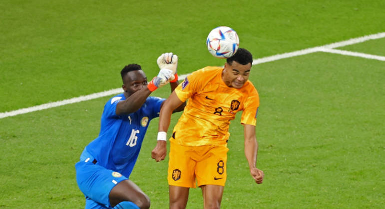 Gakpo supera Mendy e marca o  gol da Holanda contra Senegal na estreia das duas seleções na Copa
