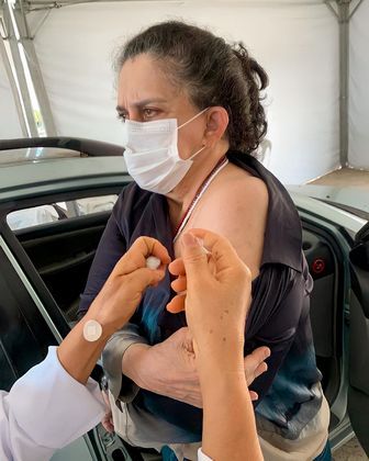Gal Costa, de 75 anos, recebeu a segunda dose da vacina contra a covid-19 no dia 5 de abril. O registro foi publicado em uma rede social, onde ela agradeceu aos profissionais da saúde e pediu para que as pessoas se protejam