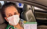 Aos 75 anos, Gal Costa foi vacinada contra a covid-19. A cantora recebeu a primeira dose da CoronaVac em um posto de imunização em São Paulo, no dia 15 de março. Nas redes sociais, Gal mostrou o cartão de vacinação e comemorou: 'Vacina sim. Viva o SUS'