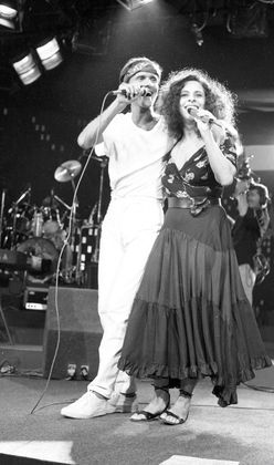 Cazuza e Gal Costa cantam juntos em gravação de programa de TV, em 1988, no Rio de Janeiro