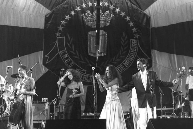 Show dos Doces Bárbaros, em 1994, no Rio de Janeiro. Gal está no centro do palco, com a mão sobre o cabelo