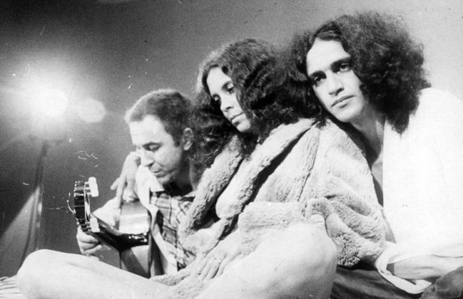 João Gilberto, Gal Costa e Caetano Veloso durante show. Gal sempre foi muito próxima desses dois cantores, bem como de Gilberto Gil e Maria Bethânia