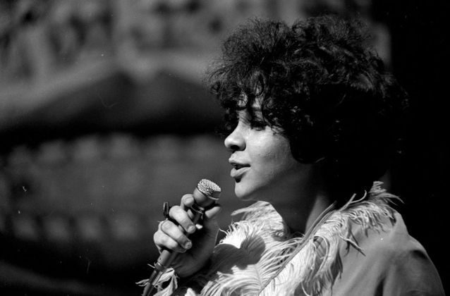Gal cantando na estreia do programa Divino e Maravilhoso, em 1968