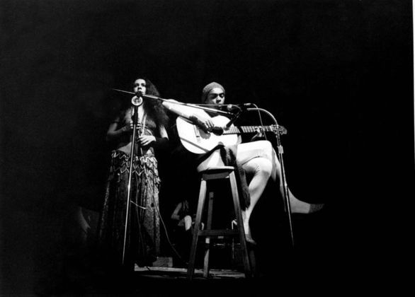 Gal e Gil, em 1976, em show do grupo Doces Bárbaros, no Anhembi, em São Paulo