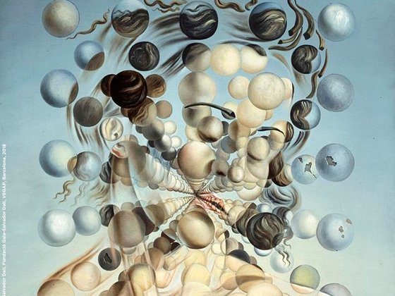Gala foi a grande musa de Dali, inspiração para muitas pinturas e esculturas. Um dos quadros mais impactantes é Galetea das Esferas, de 1952.  Galetea se refere a uma ninfa do mar da mitologia, conhecida pela virtude. E as esferas são uma referência à teoria dos átomos. 