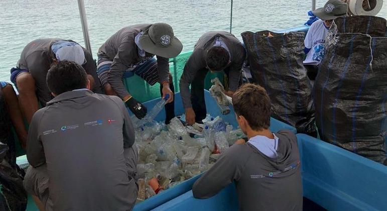 Coleta de lixo em Galápagos, no Equador, totaliza 4,6 toneladas de resíduos tirados da natureza