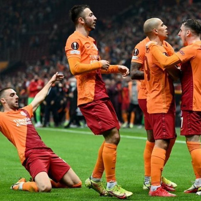 Galatasaray, apenas do empate em casa, ainda na liderança